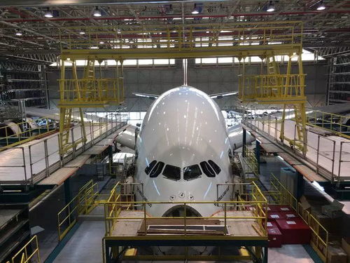 揭秘全球最大的飞机修理厂, 只修理两款飞机,建设成本达22亿